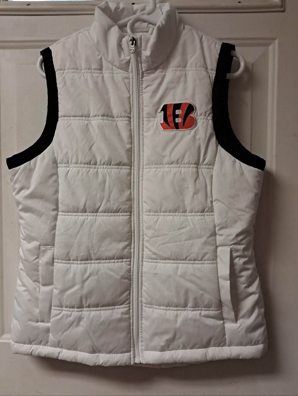 G-III & NFL Team Apparel Woman,s Large Cincinati Bengals Full Zip Puffer Vest.